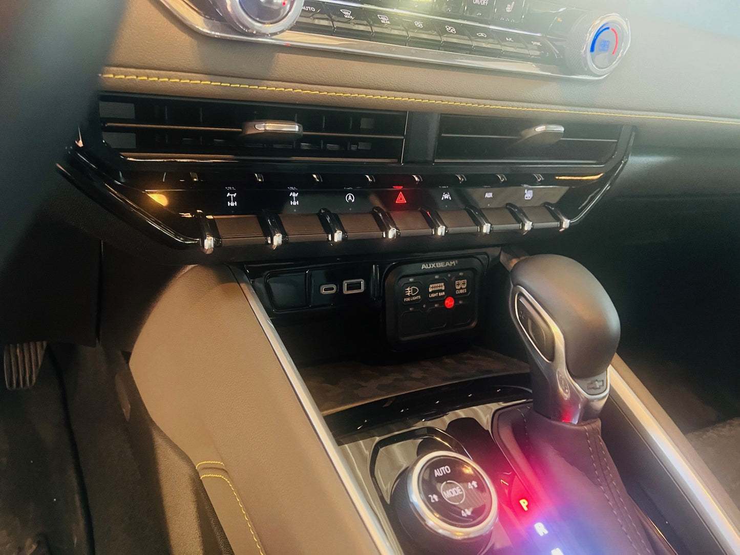 Panel de interruptores auxiliares USB-C Colorado/Canyon +2023