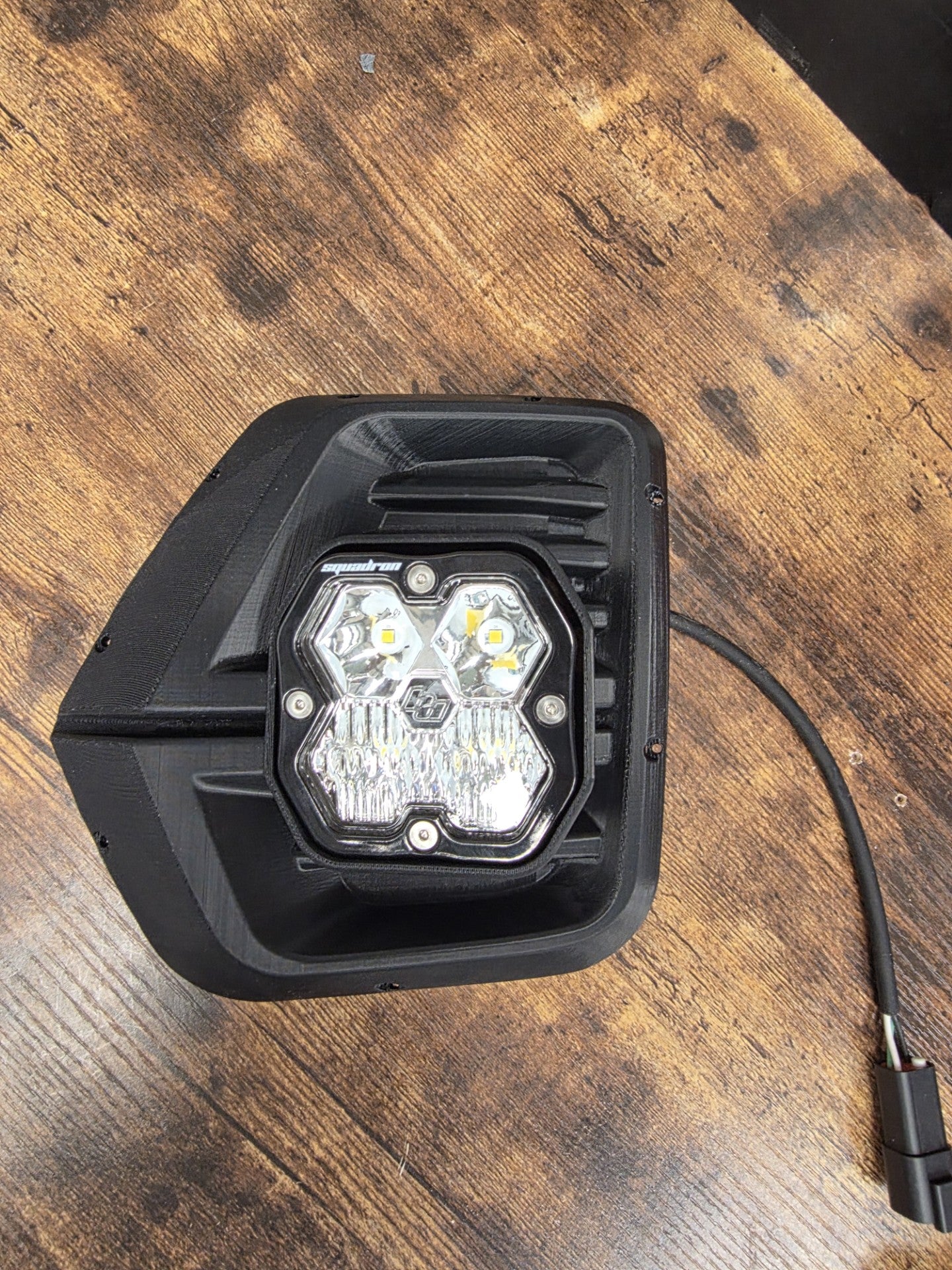 Cubierta de ventilación para Colorado LT/TrailBoss 2024 (negro mate ASA) + par de luces auxiliares LED Squadron Pro Black 