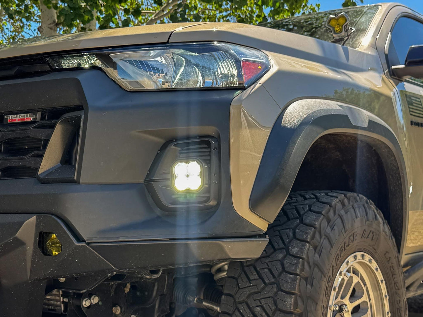 Cubierta de ventilación para Colorado LT/Trailboss/Z71 2024 (negro mate ASA) + módulo LED deportivo SS3 SAE/DOT