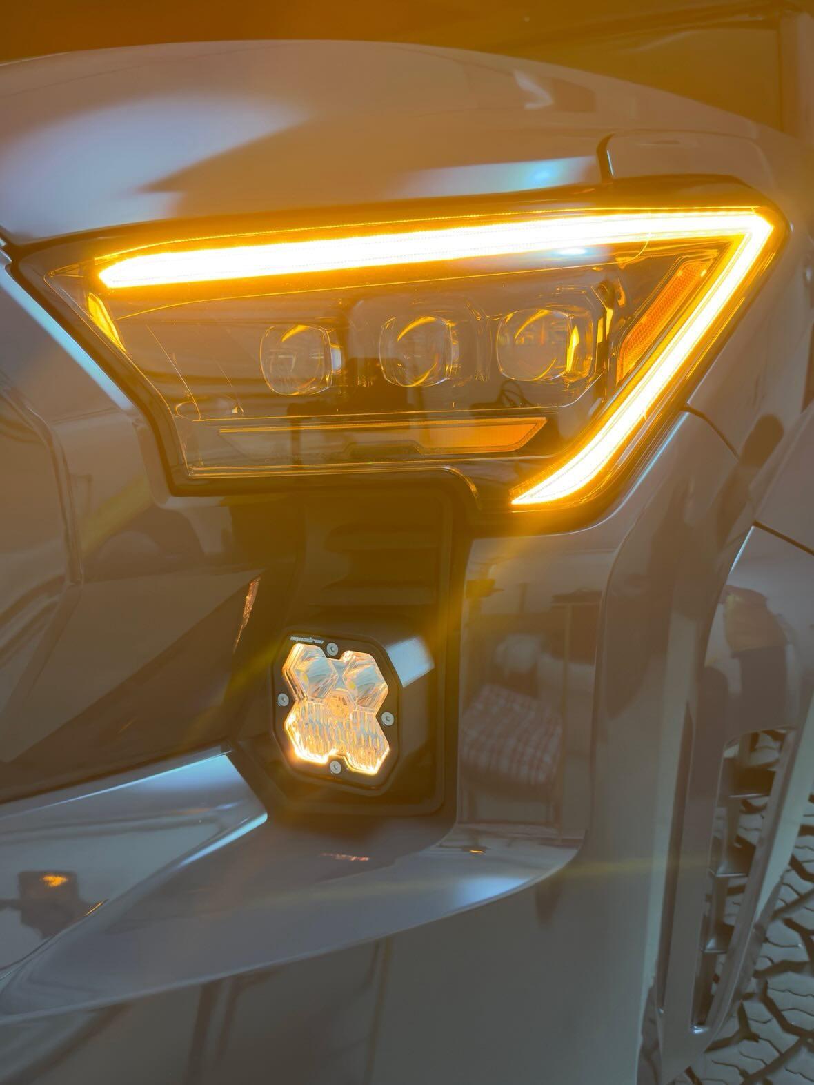 Cubierta de ventilación LED para Tacoma +2024 (negro mate ASA) + par de luces auxiliares LED negras Squadron Sport 